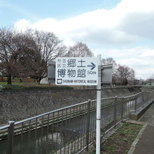 50m先でも案内板が必要 杉並区立郷土博物館