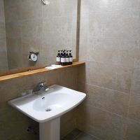 清潔感があり満足です。トイレットペーパーの位置が微妙。