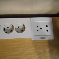 コンセントが一つだけ使える。SEのアダプターが必要。