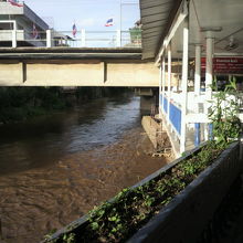 サーイ川の流れとサーイ川に架かっている国境の橋の様子です。