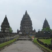 トウモロコシ状の塔の並ぶヒンドゥー寺院