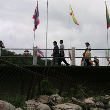 ミャンマー川岸から見たタイ国旗、ミャンマー国旗と街路灯の関係