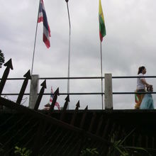 ミャンマー側川岸から見ると、両国の国旗の中間点はミャンマー側