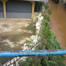 橋の上から見た鉄柵とサーイ川の位置関係です。国境線の位置は？