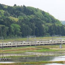 佐倉市内の農村風景を走る総武線電車