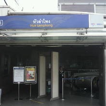 地下鉄ファランポーン駅の出口です。(国鉄ファランポーン駅の南