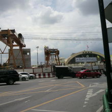 地下鉄ファランポーン駅前は、工事中です。国鉄駅も見えます。