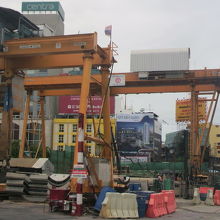 地下鉄ファランポーン駅前の大規模な地下工事の様子です。