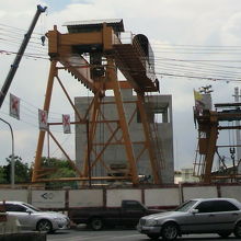 地下鉄ファランポーン駅前の各種の工事用クレーンの状況です。