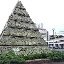 バス乗り場側の広場にあるピラミッド。夜は光るのか？