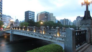 レトロモダンな橋。