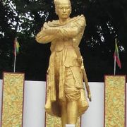 タチレクに、ビルマの英雄のバインナウン王の像が、祀られています。