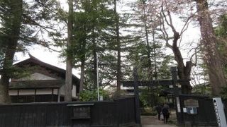 歴史ある建物にいろんな施設が入ってます