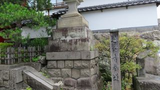 多くの参拝者が踏みしめます