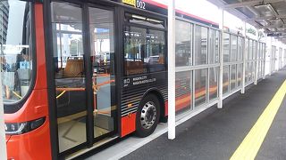 BRT万代橋ラインのうち快速便は連接式のバスが使用されています。