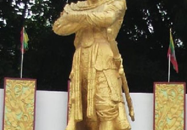 タチレクに、ビルマの英雄のバインナウン王の像が、祀られています。