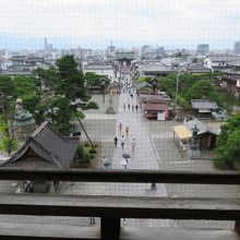 山門から仲見世を見下ろす