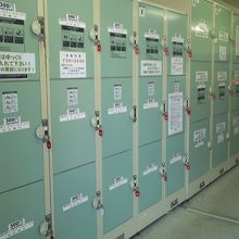 平日午後２時半ごろのコインロッカーの様子。