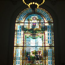 階段にケベックの歴史を表したステンドグラス