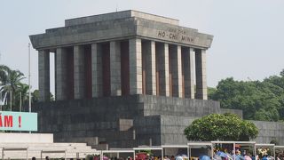 ベトナムの父、参拝者で長蛇・長蛇の列です・・・