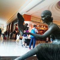 ロビーにはソファが数台、ショップもあります。