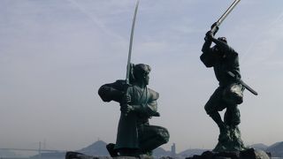 石碑をバックに瀬戸内海を眺めて！