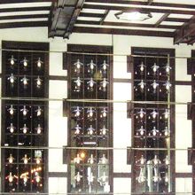 窓にかかったランプの光が美しい。