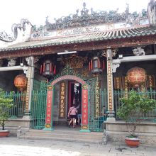 華人のお寺はハデハデですね