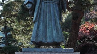 高幡不動尊の中でも目立つ場所にある銅像