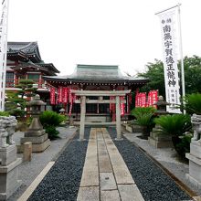 中の神社
