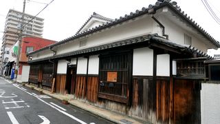 江戸時代の古い住宅　外からは小さく見える　主屋と増築の違いも良くわかる