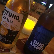 食事後は外のバーへ移動