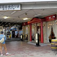 駅前にあるコーヒーショップ