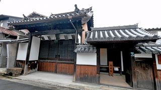 空襲で焼け残った古い町界隈に残る　寺子屋が印象的
