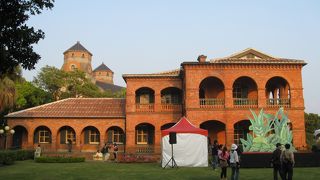 赤いレンガの洋館