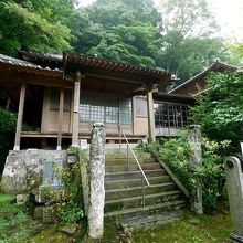 聖徳太子殿，隣が客殿