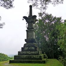 高さ約9mの宝篋印塔