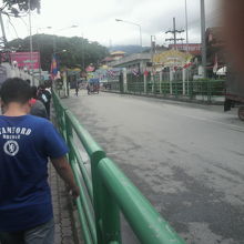 国境の橋を歩いて渡り、ミャンマーへ向かいます。右側通行に移行