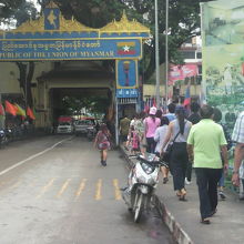 ミャンマーの入出国管理局に近づきました。右側通行に変りました