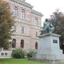 ストロスマエルの銅像と芸術科学アカデミー