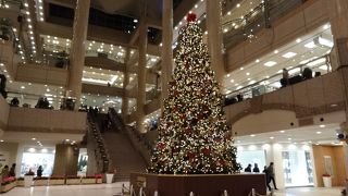 タワーの隣にあります