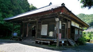 ここが一番仏像がある　周りの国東塔なども素晴らしい