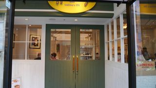 ハワイ本店の味が楽しめるパンケーキで有名なお店