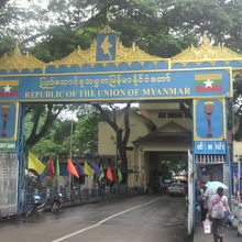 ミャンマーのタチレクの入出国管理局への青い門をくぐります。