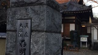 本堂の屋根が趣きあります。