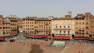 多くの人が地面にすわりこんでいました