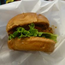 テーブルにある紙を巻いて食べます