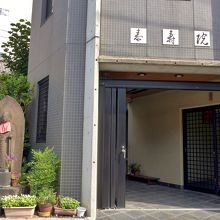 入り口と脇に立つお地蔵さま