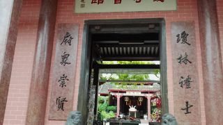 金箔を施した彫刻は必見