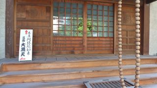 本堂の正面に大きな数珠がありました